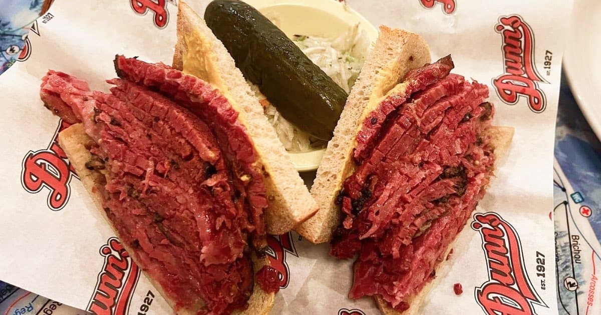 Viande fumée de Montréal vs. Pastrami : Le Duel Ultime des Saveurs