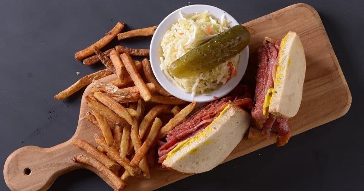 Que trouve-t-on sur le menu de Dunn's Famous ? Un voyage à travers l'expérience emblématique de la charcuterie de Montréal
