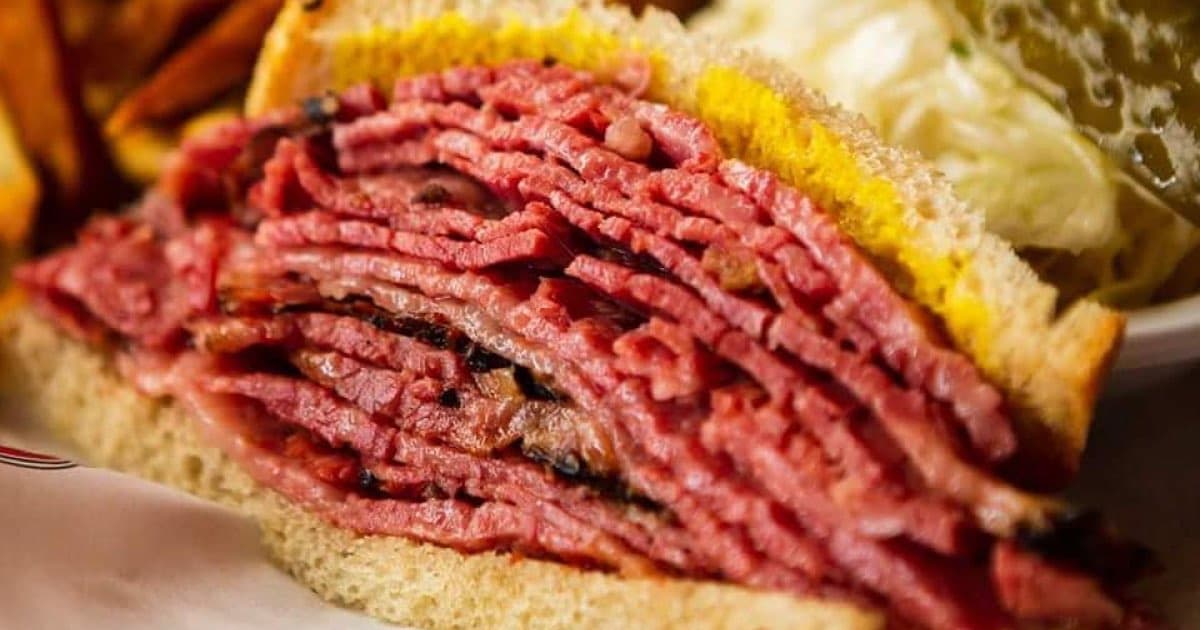 Pourquoi le smoked meat de Dunn’s Famous est le meilleur à Montréal : Un héritage culinaire