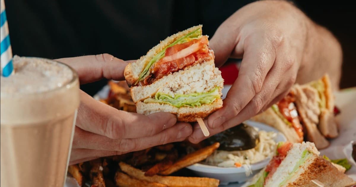 Qu'est-ce qu'un sandwich club au poulet ? Ingrédients, nutrition et raisons de l'essayer