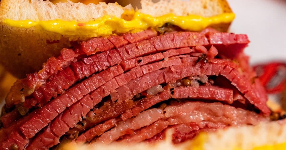 Le débat sur le deli est terminé : Quelle ville canadienne est célèbre pour sa viande fumée ?