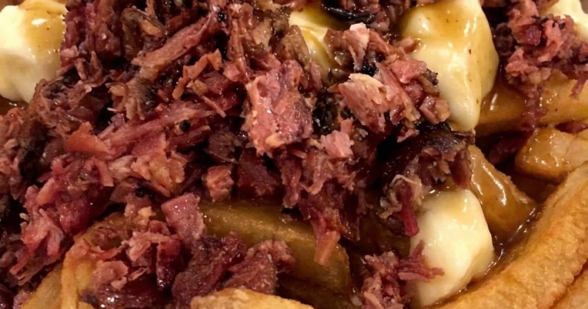 Poutine au Viande Fumée : La Combinaison Ultime des Deux Aliments Iconiques du Québec