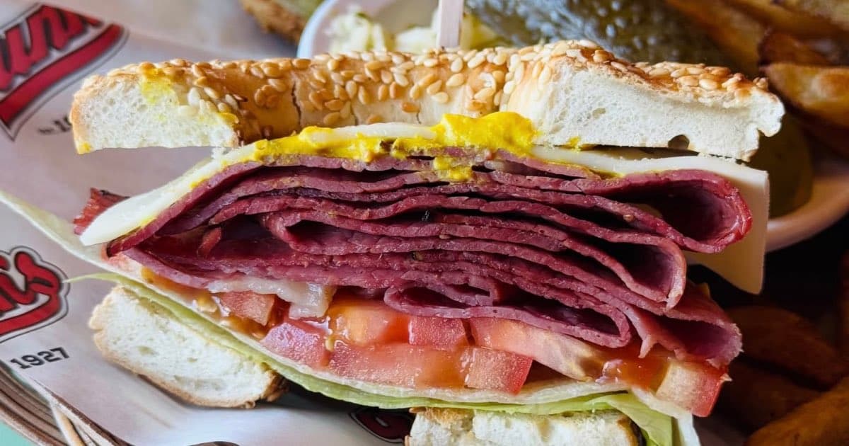 À la découverte du légendaire menu de sandwichs de Dunn's Famous