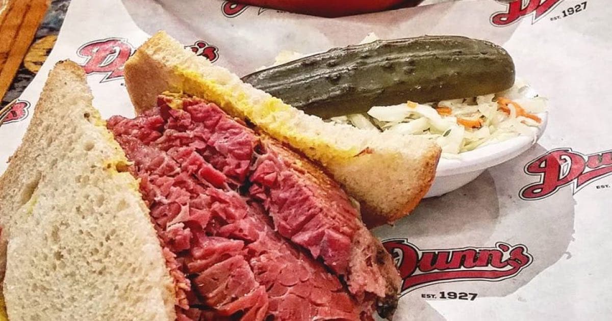 Le Guide Essentiel : Où Manger le Meilleur Sandwich au Viande Fumée de Montréal