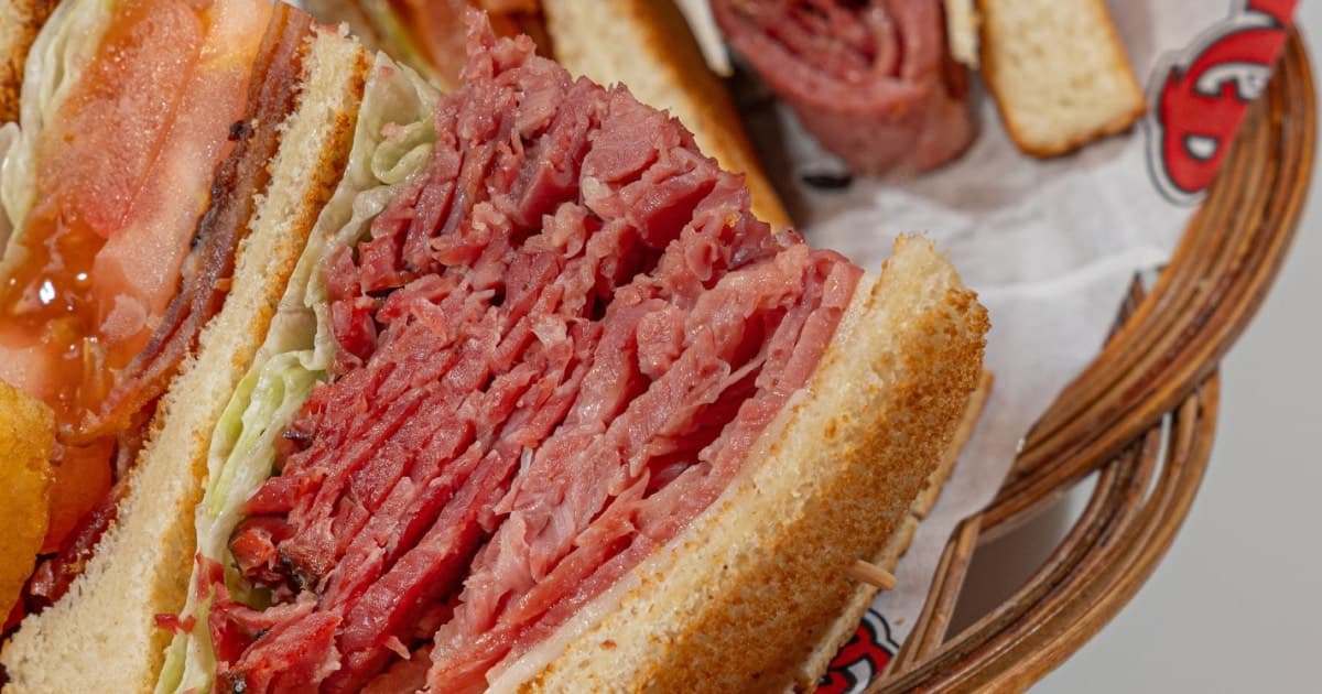 La Coupe la Plus Dure et les Traditions les Plus Anciennes : Pourquoi le Brisket est le Cœur de la Cuisine Juive