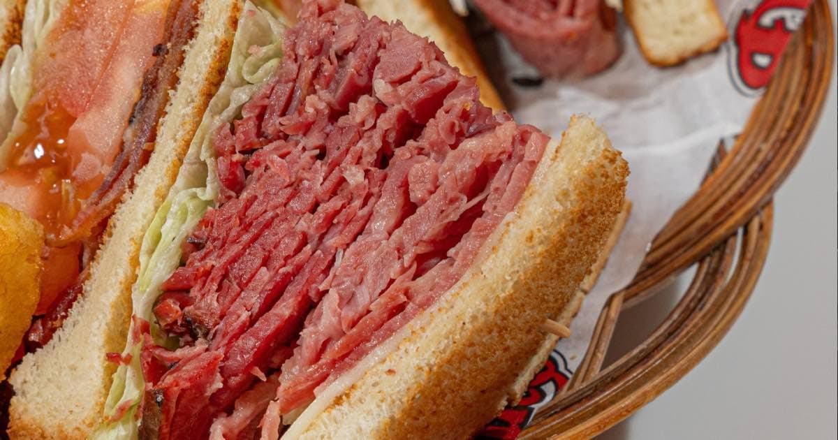 Le Sandwich Ouvert de Viande Fumée de Montréal : Pourquoi C'est l'Expérience de Deli Ultime