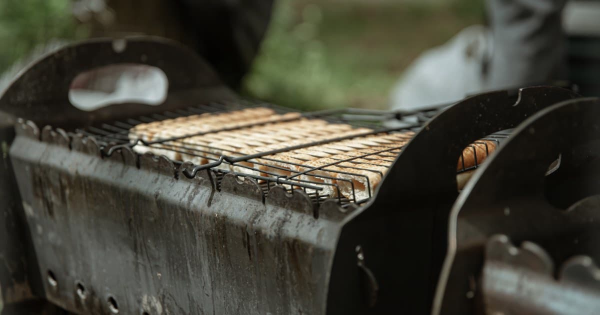 Fumoir à décalage vs. Fumoir électrique : Lequel est fait pour la viande fumée ?