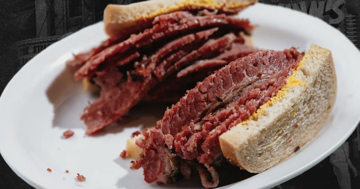 5 choses que vous ne saviez pas sur la viande fumée de Montréal