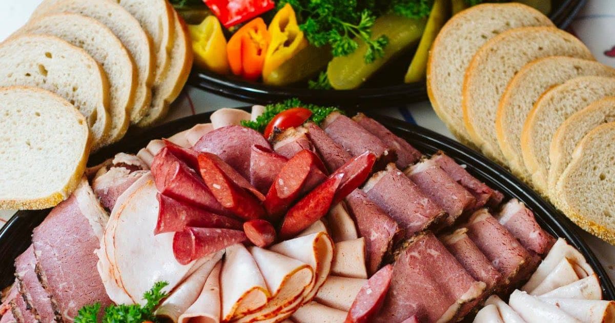 Comment construire la planche de charcuterie ultime de Montréal avec les produits de Dunn's Famous