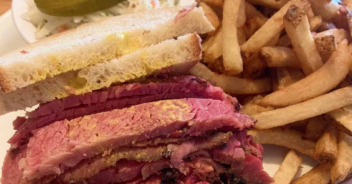 Sandwich au viande fumée de Montréal 101 : Les meilleures associations de pain et de moutarde