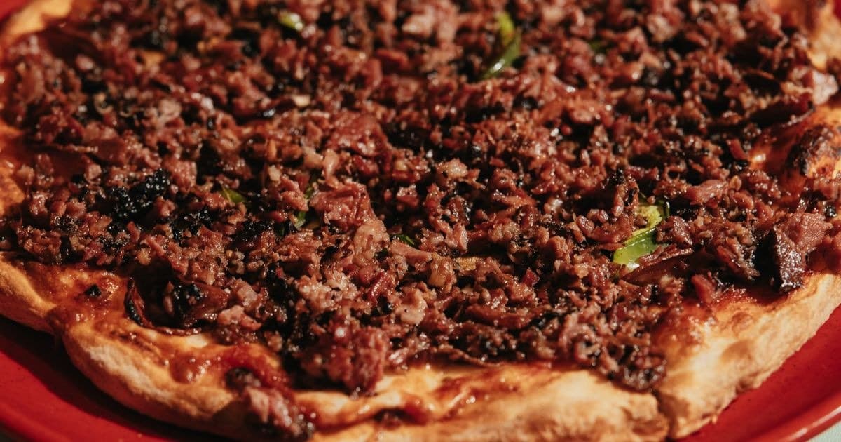 La meilleure pizza au smoked meat à Montréal : Essayez cette délicieuse fusion de deli