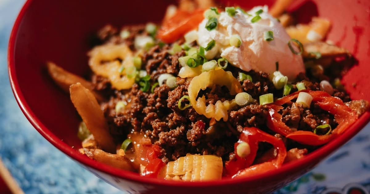 Pourquoi la Poutine Mexicaine de Dunn’s Famous mérite une place sur votre liste de plats à Montréal