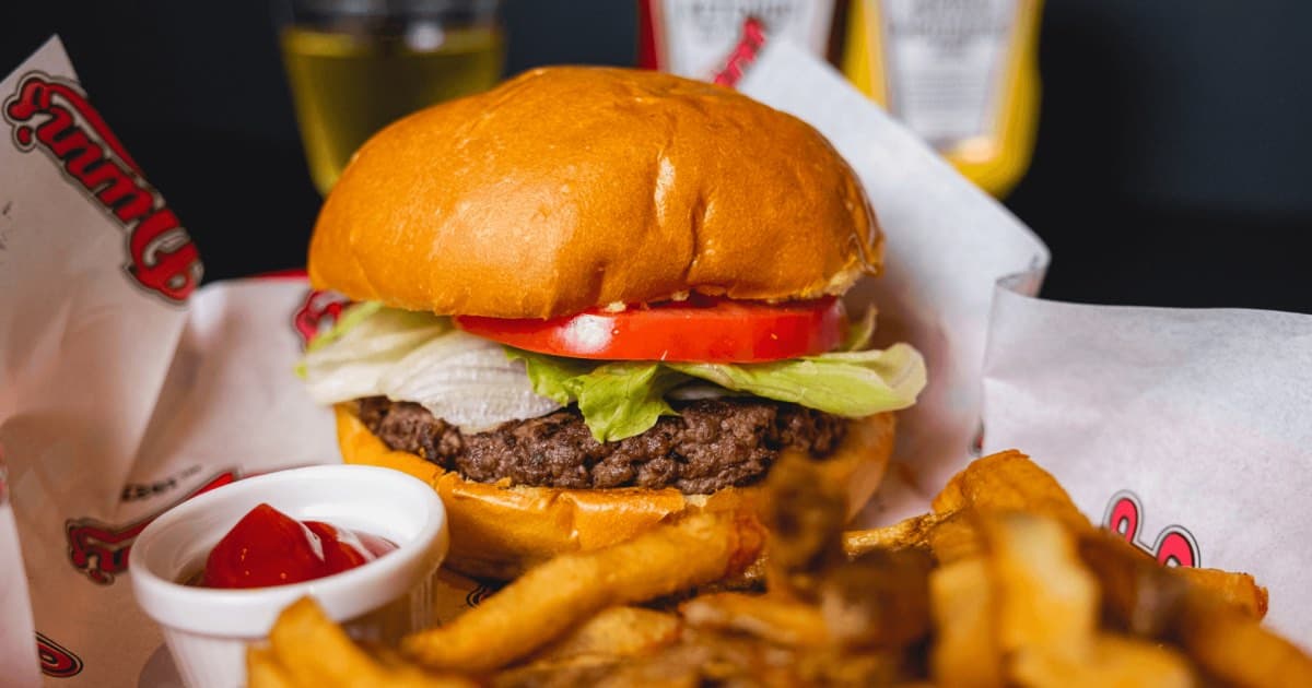Au-delà de la viande fumée : Pourquoi les burgers de Dunn’s Famous sont à essayer