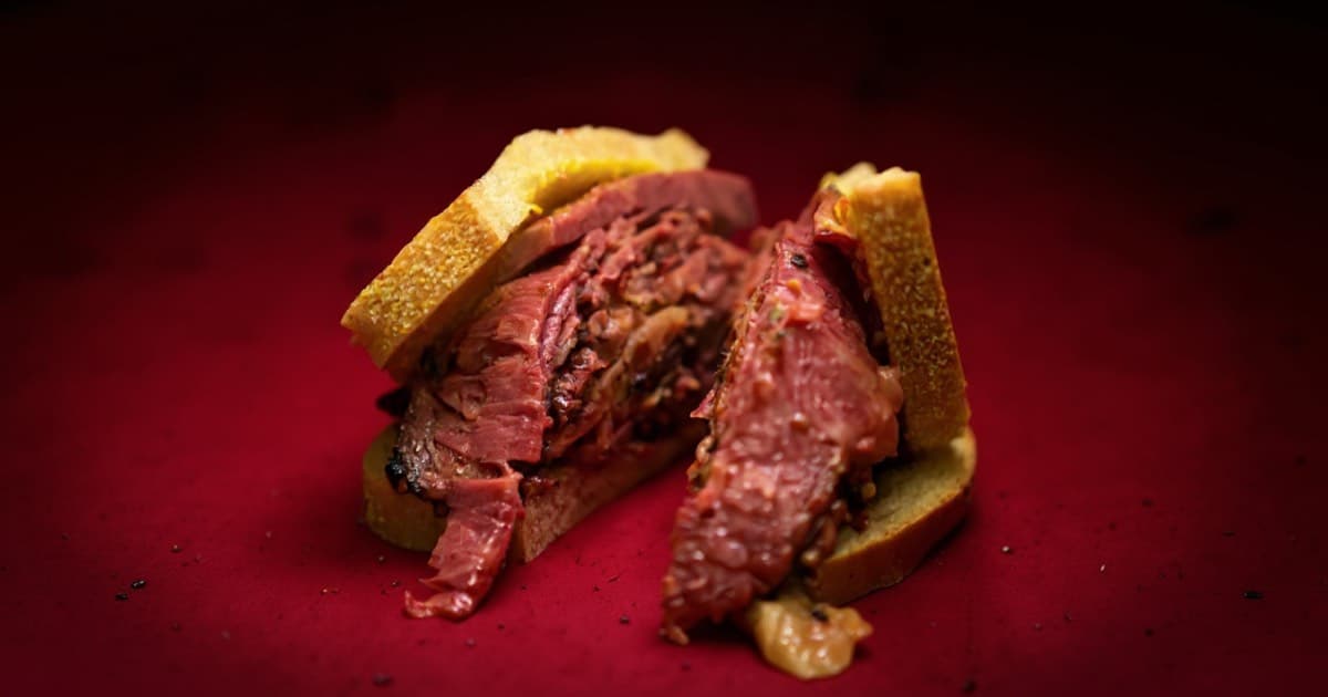 Quel morceau de bœuf est utilisé dans la viande fumée de Montréal ? Un guide sur le brisket derrière la saveur