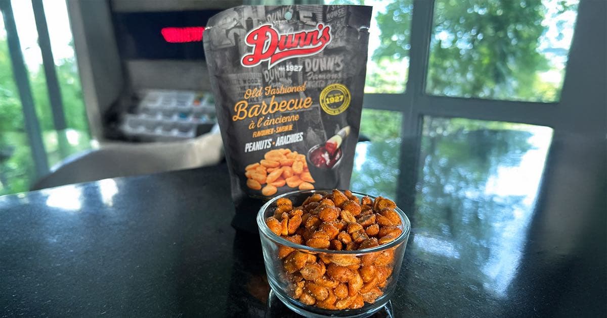 Les Cacahuètes BBQ de Dunn’s Famous : Pourquoi c'est la Meilleure Collation des Fêtes