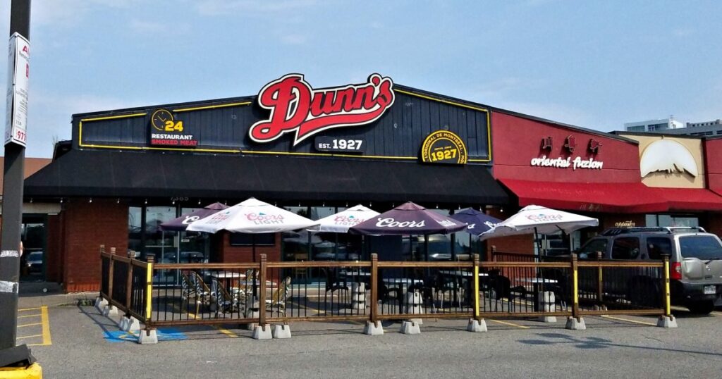 Franchise avec les Meilleurs : Comment Dunn's Famous Mène l'Industrie de la Viande Fumée