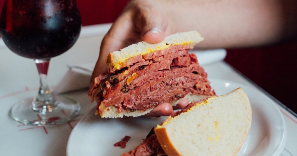 Comment la viande fumée de Montréal évolue-t-elle avec la ville ?
