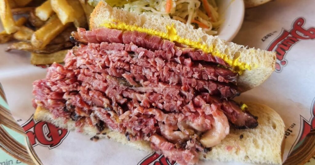 Le sandwich au smoked meat qui définit une ville