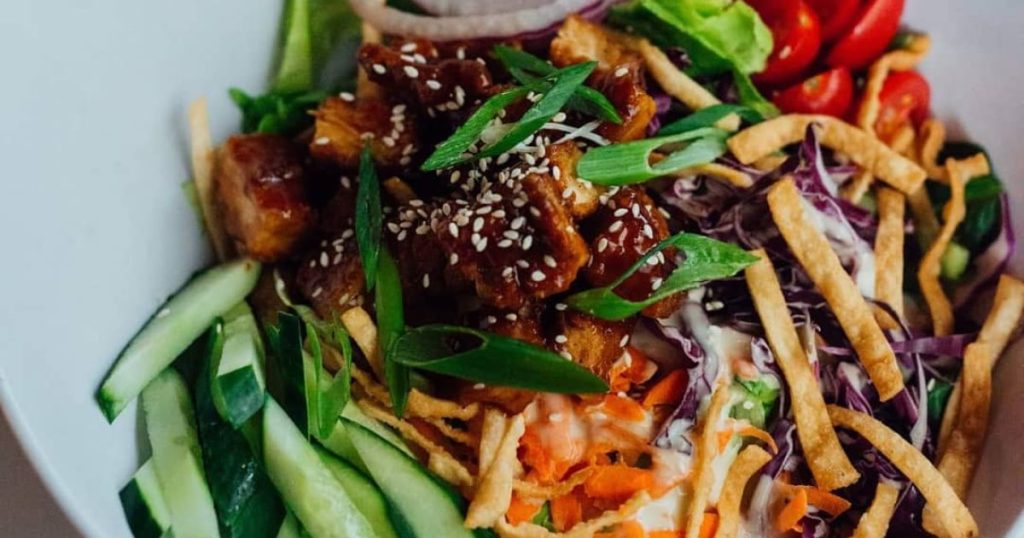 Comment les Salades Améliorent l'Expérience de la Viande Fumée