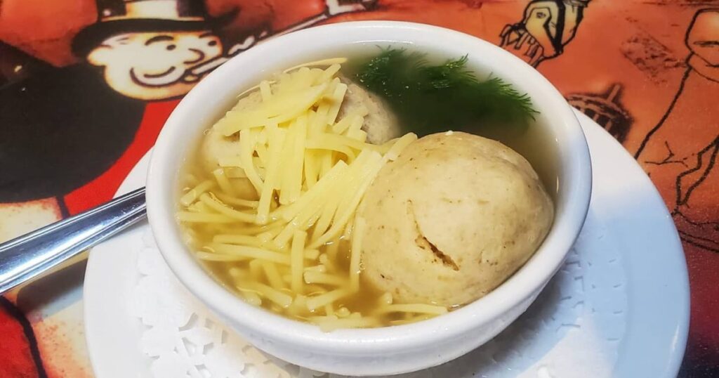 Soupe aux boulettes de matzo : le confort de la tradition