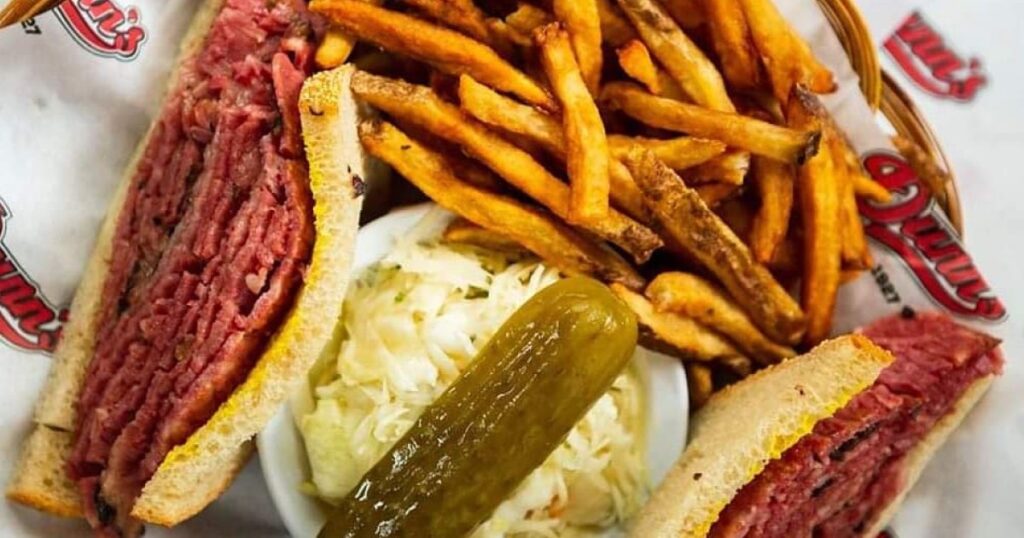 Portions généreuses et la construction parfaite du sandwich
