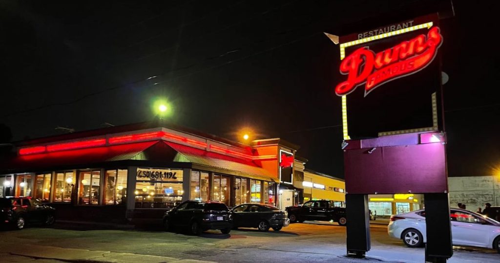 Pourquoi Dunn’s Famous est l'endroit ultime pour les noctambules