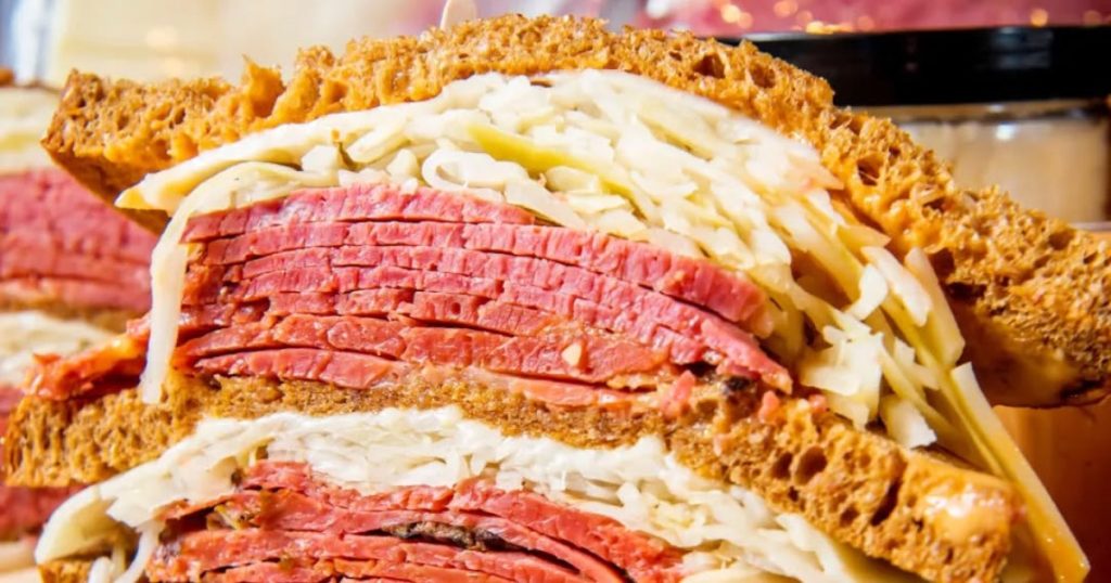 Qu'est-ce qu'un sandwich au smoked meat de style montréalais classique ?