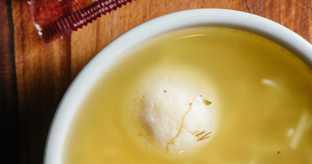 Soupe de Boule de Matzo comme Repas Complet