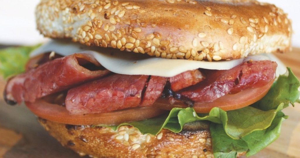 Le Bagel de Viande Fumée : La Touche Moderne