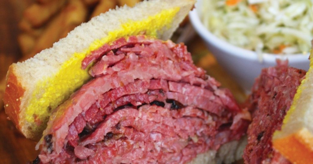 Le Sandwich de Viande Fumée : Tradition et Pureté