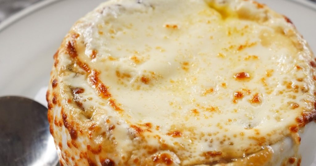 À Montréal, à Essayer : La Soupe à l'Oignon Gratinée de Dunn's Famous