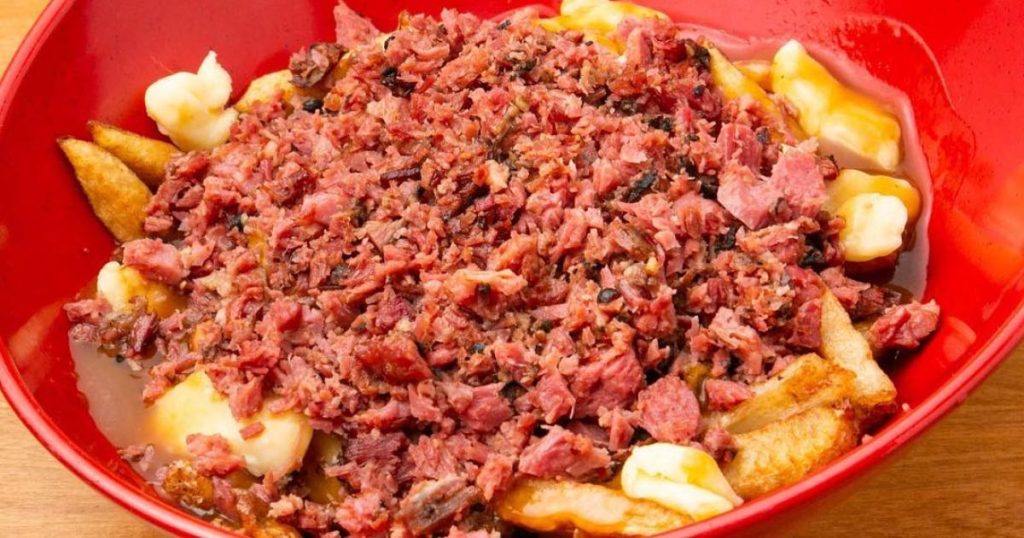 Pourquoi la Poutine au Viande Fumée est Courante à Montréal