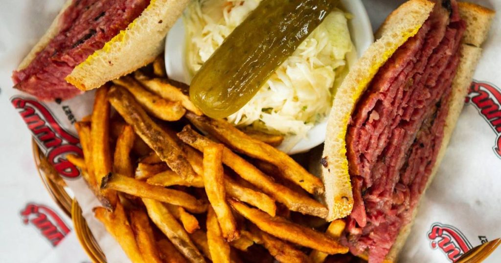 Qu'est-ce qui définit la nourriture de deli à Montréal ?