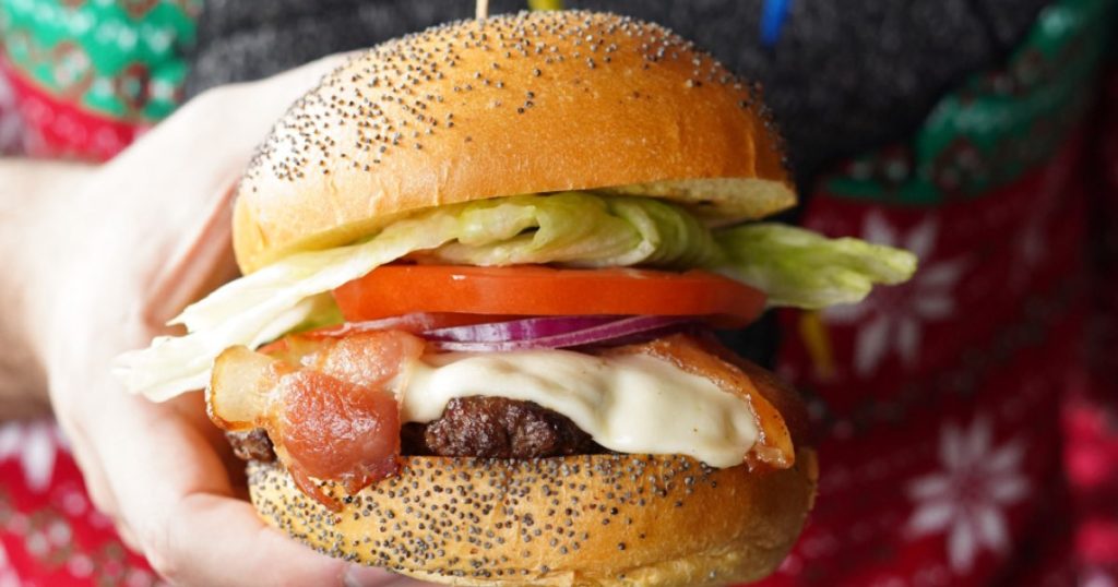 Le Burger de Boeuf Classique : Une Amélioration de Style Deli