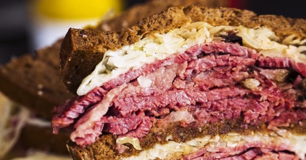 Innovations du menu : Reuben vs. viande fumée traditionnelle