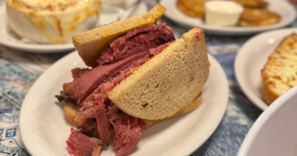 Accorder votre poitrine de bœuf BBQ épicée avec les accompagnements parfaits