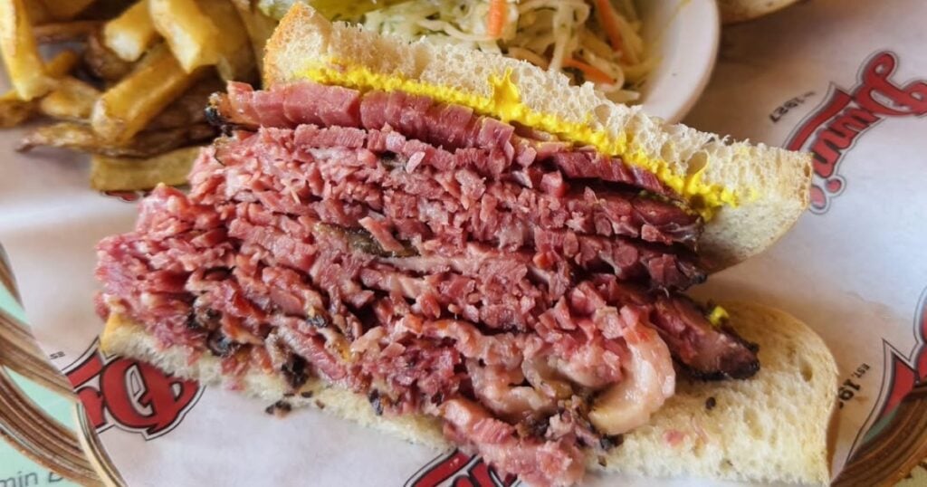 Le Sandwich À La Viande Fumée Qui Définit Une Ville