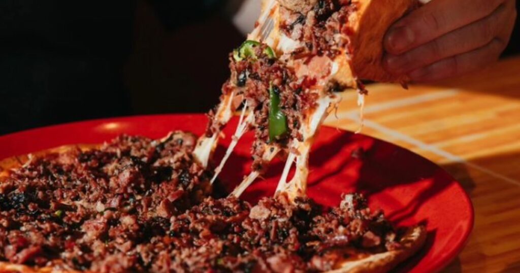 Créer la Pizza à la Viande Fumée Parfaite à la Maison